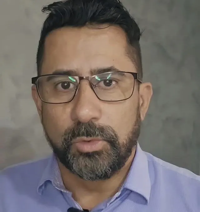 Fernando Rodrigues de Paula explicando um assunto pra câmera